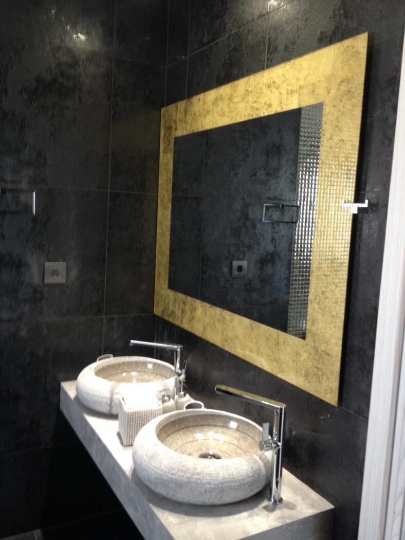 Καθρέφτης με ειδική επεξεργασία αντικέ σε απόχρωση χρυσού